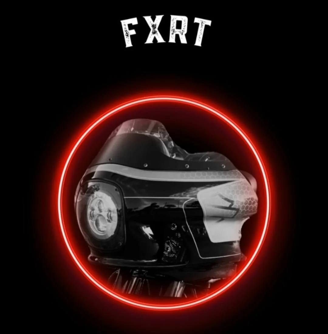 Fairing FXRT preto destacado por aro vermelho