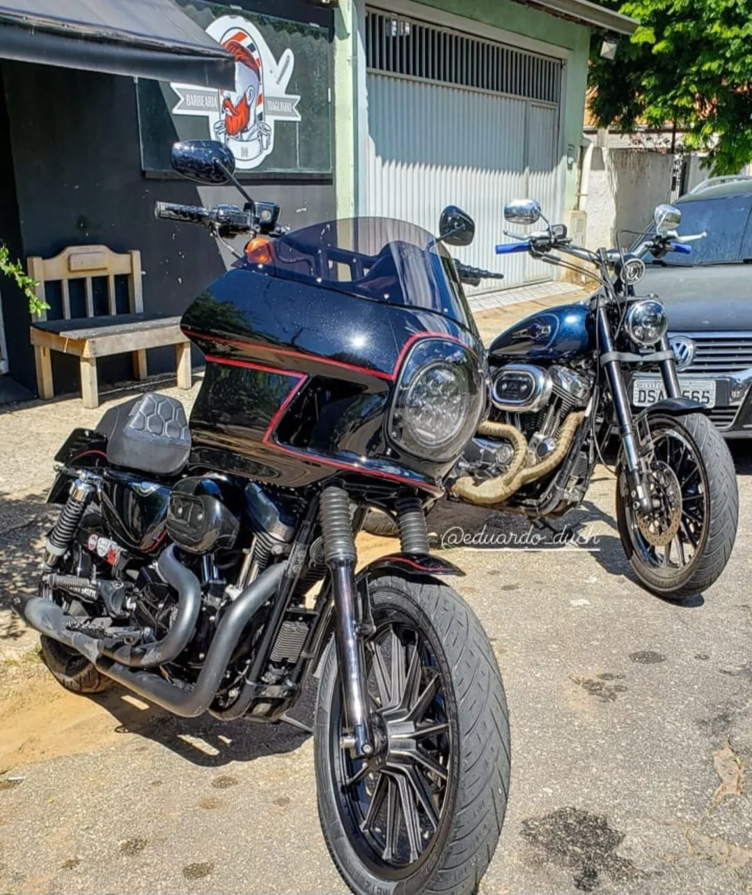 Fairing FXRT preto com detalhes vermelhos em projeto real