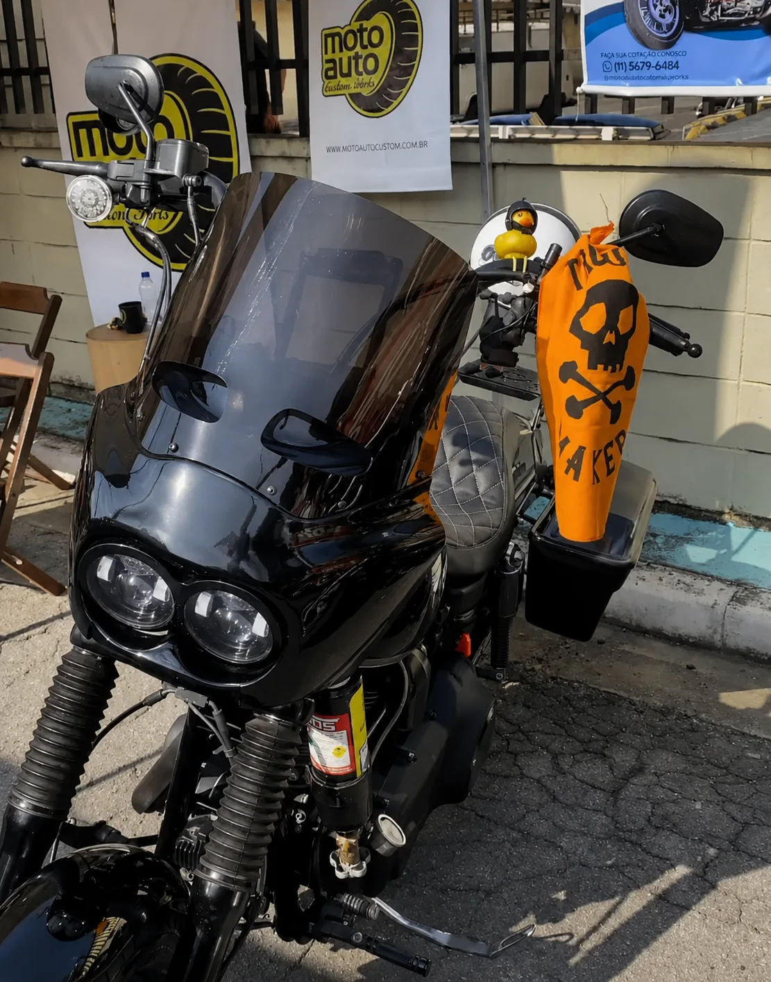 Fat Bob preta com fairing Memphis, farol duplo e bolha fumê em projeto real