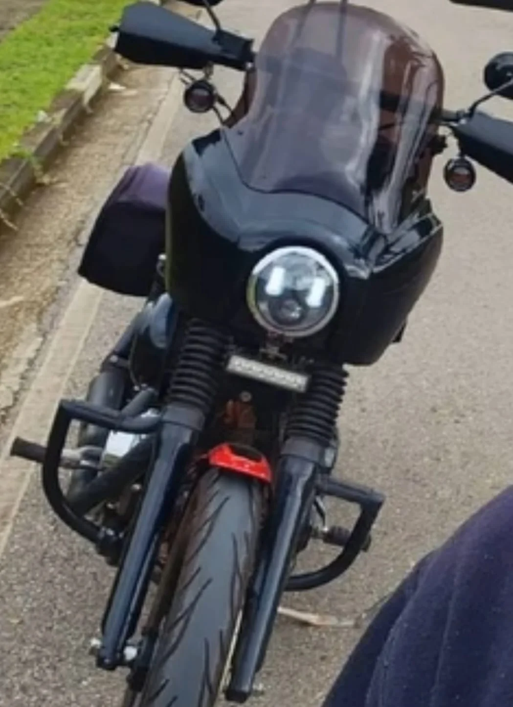 Fairing T-Sport preto com bolha fumê em vista frontal
