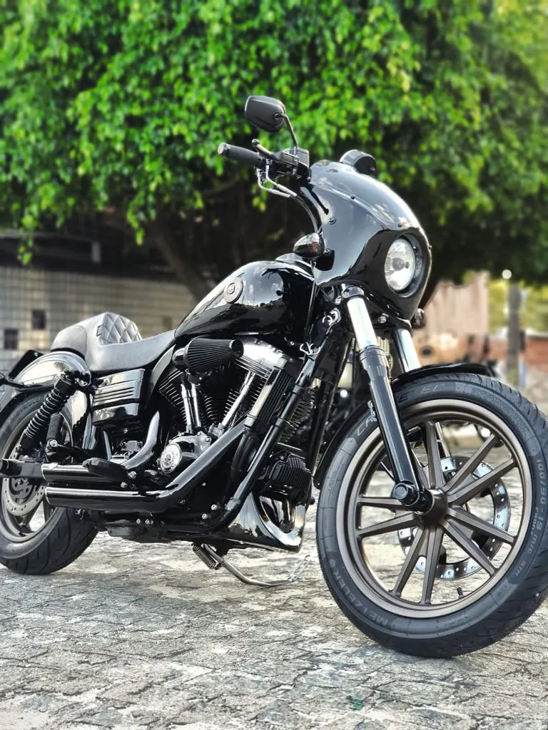 Dyna preta com fairing compacto em ângulo frontal de três quartos