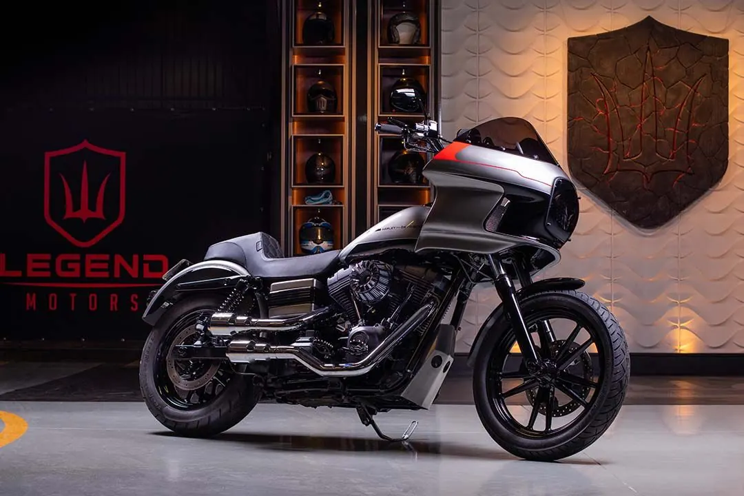Dyna custom cinza com fairing FXRT Brotherhood em vista lateral