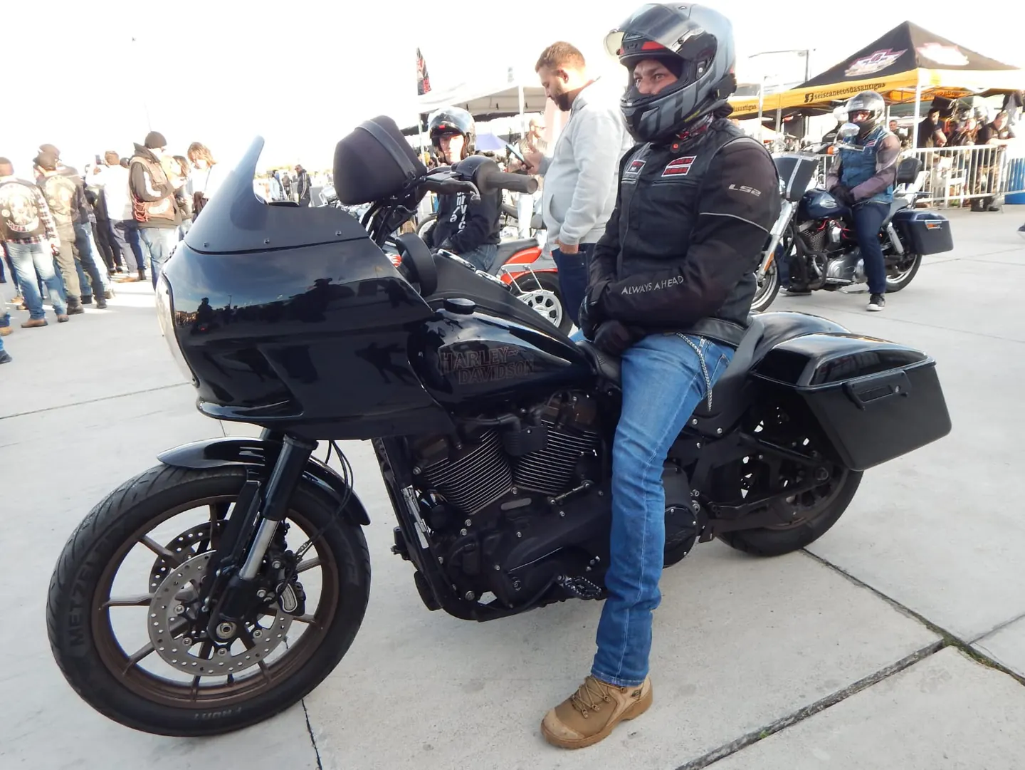 Projeto Low Rider S com fairing completo em encontro de motociclistas