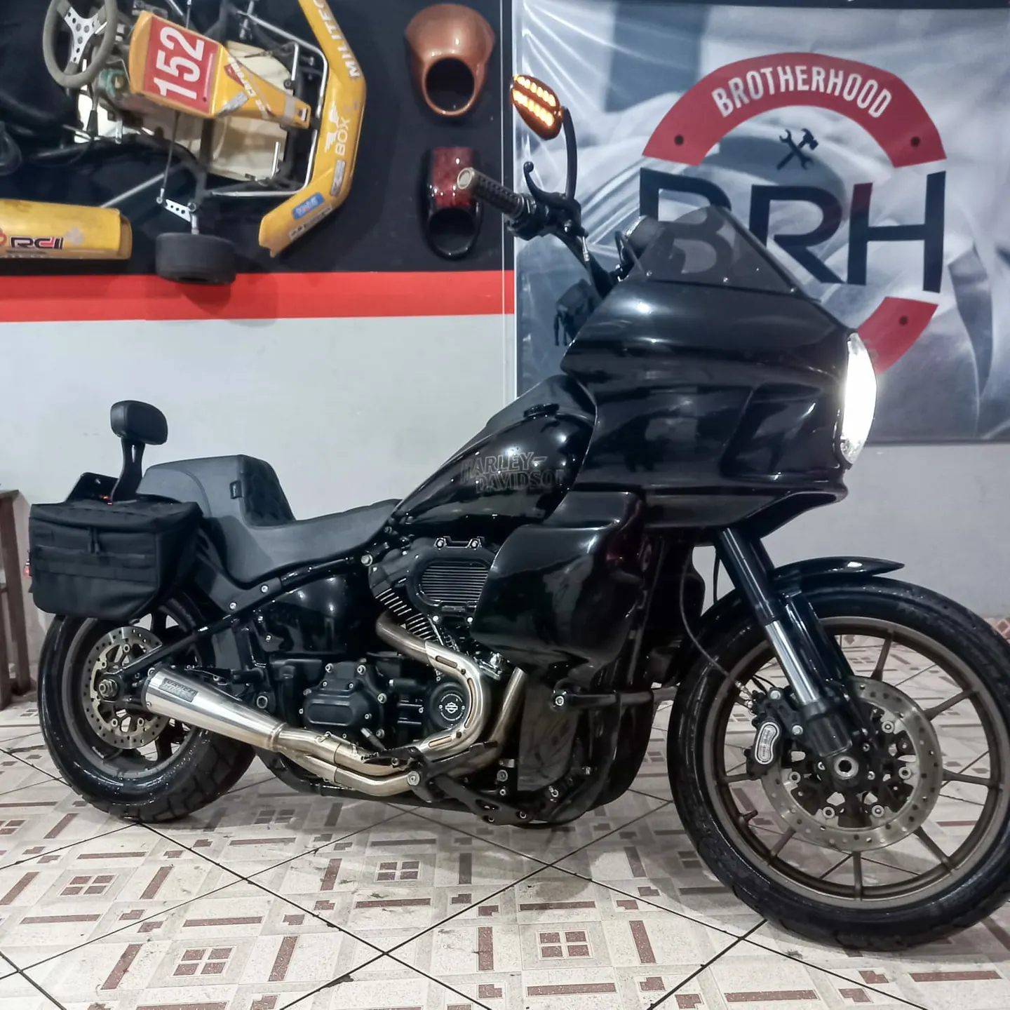 Low Rider S preta com fairing FXRT Brotherhood em ângulo frontal