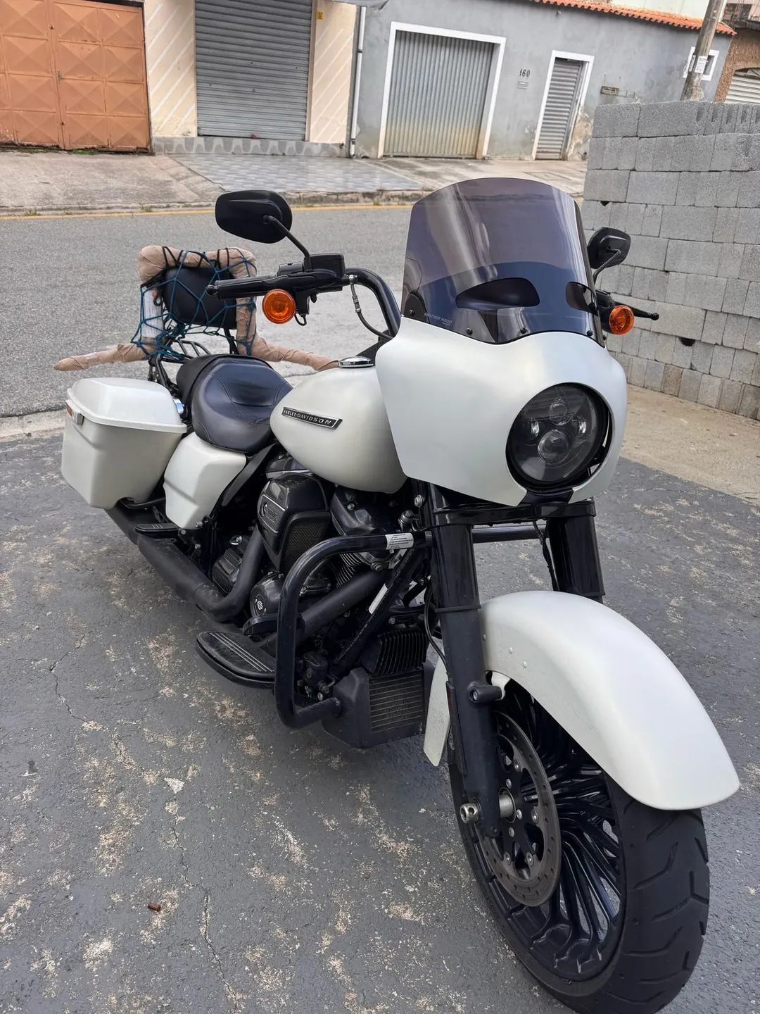 Road King branca com fairing Memphis e bolha alta