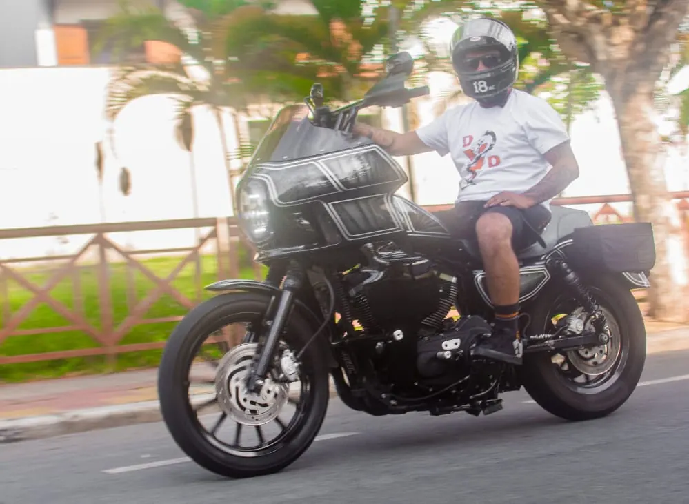 Projeto Sportster com fairing FXRT em movimento