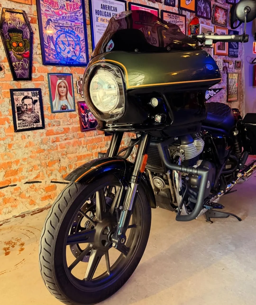 Detalhe frontal da Super Meteor 650 com fairing Memphis e bolha fumê